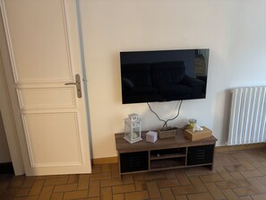 Smart TV, DVD player - Our family-friendly, cozy guesthouse, "Annexe," sleeps 4 and is a 5-minute walk from the harbor (Port-en-Bessin-Huppain)