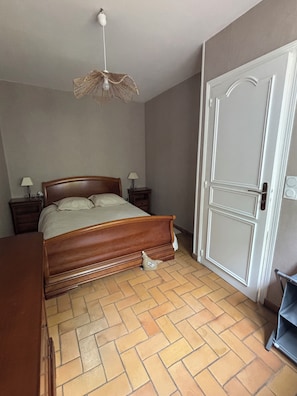 2 bedrooms, iron/ironing board, free WiFi, bed sheets - Our family-friendly, cozy guesthouse, "Annexe," sleeps 4 and is a 5-minute walk from the harbor (Port-en-Bessin-Huppain)