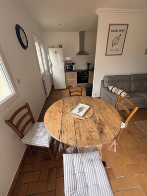 Dining - Our family-friendly, cozy guesthouse, "Annexe," sleeps 4 and is a 5-minute walk from the harbor (Port-en-Bessin-Huppain)