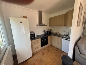 Coffee/tea maker, fridge, microwave, oven - Our family-friendly, cozy guesthouse, "Annexe," sleeps 4 and is a 5-minute walk from the harbor (Port-en-Bessin-Huppain)
