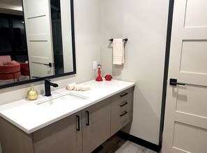 Sèche-cheveux, serviettes fournies, savon, papier toilette