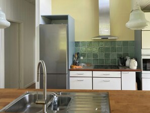 Wasserkocher mit Kaffee-/Teezubehör, Mikrowelle, Ofen, Geschirrspüler