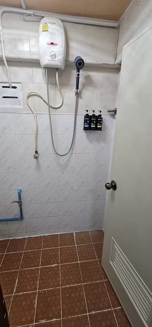 Haartrockner, Handtücher, Seife, Toilettenpapier