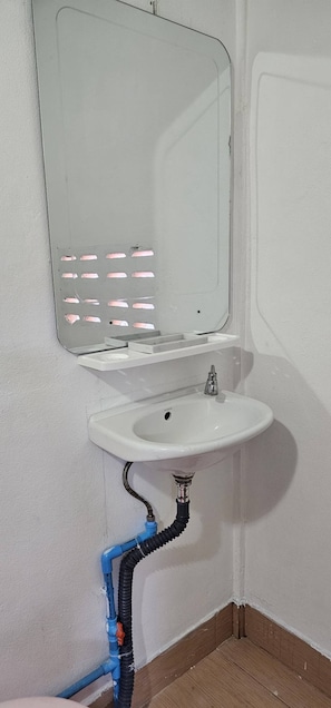 Haartrockner, Handtücher, Seife, Toilettenpapier