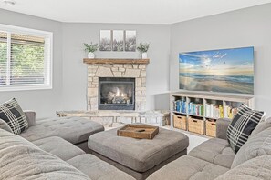 Smart-TV, Kamin, Tischtennisplatte, Bücher
