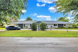 Exterior - 6 Bedroom 4 Bathroom Jacuzzi Pool House FLL Airport Hard Rock Casino Beach (Hollywood)