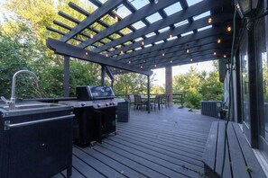 Outdoor dining - Trek & Relax: Countryside Home w/Hot tub+Water Views+Fishing+Grill+Campfire+ (Chenoa)