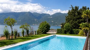 Ein Schwimmbecken mit Blick auf Berge und einen See.