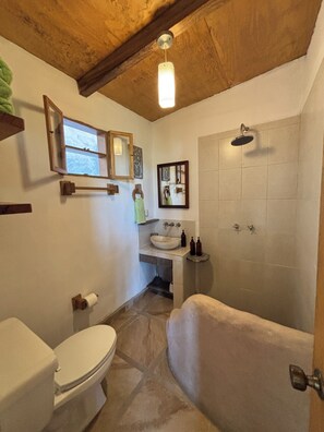 Shower, hair dryer, towels, soap - Cottage at Quinta Magnolia | Riverside Wellness & Nature Retreat, Pet-Friendly (Uruapan)