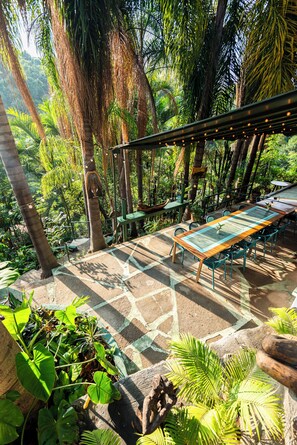 Outdoor dining - Cottage at Quinta Magnolia | Riverside Wellness & Nature Retreat, Pet-Friendly (Uruapan)