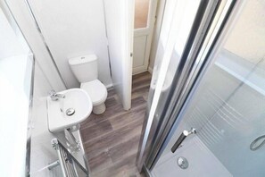 Bathroom - Modern 3BR Cozy Home | Great Location Grimsby (North East Lincolnshire)