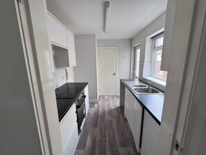 Private kitchen - Modern 3BR Cozy Home | Great Location Grimsby (North East Lincolnshire)