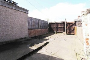 Property grounds - Modern 3BR Cozy Home | Great Location Grimsby (North East Lincolnshire)