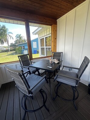 Outdoor dining - 3-bedroom lake house in enchanting Lake Placid, Fl with private dock (Lake Placid)