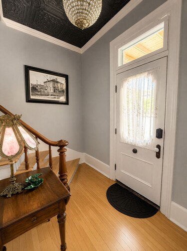 The Greenwood Loft -Historic Charm, Modern Comfort
