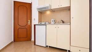 Fridge, stovetop, cookware/dishes/utensils - Gallery (Ammouliani)