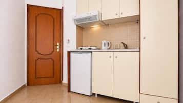 Kühlschrank, Herdplatte, Kochgeschirr/Geschirr/Besteck
