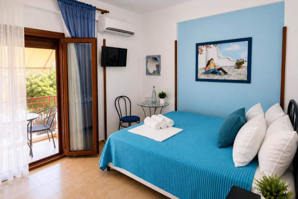 Habitación doble, balcón, vista a la montaña | Caja de seguridad en la habitación y insonorización