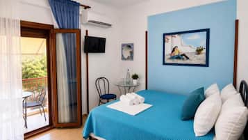 Doppelzimmer, Balkon, Bergblick | Zimmersafe, schallisolierte Zimmer, Bügeleisen/Bügelbrett