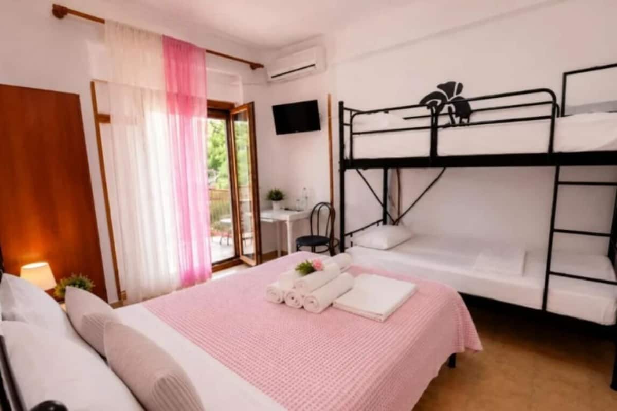 Habitación cuádruple, balcón, vista a la montaña | Caja de seguridad en la habitación y insonorización