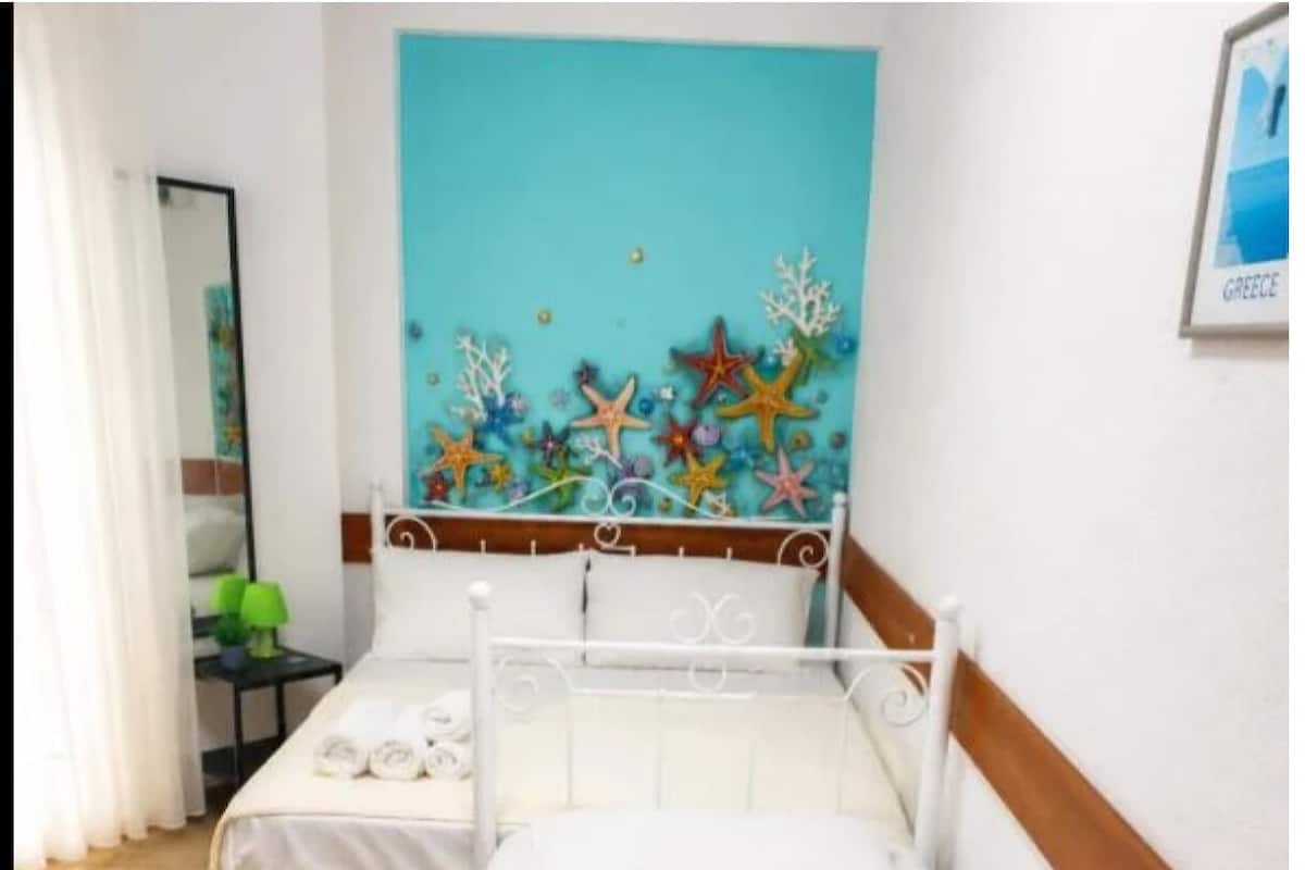 Habitación triple, balcón, vista a la montaña | Caja de seguridad en la habitación y insonorización
