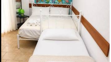 Dreibettzimmer, Balkon, Bergblick | Zimmersafe, schallisolierte Zimmer, Bügeleisen/Bügelbrett