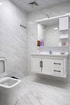 Bathroom - Premium 2BR Sea View Luxury Suite Center (Bakı)