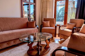 Living area - Edirne Karaağaç'ın Merkezinde, Doğa İçinde Huzurlu ve Geniş Bahçeli Tatil Evi (Edirne)