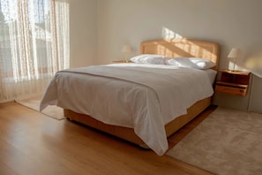 3 bedrooms, iron/ironing board, WiFi, bed sheets