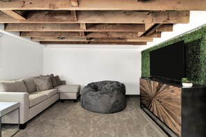 Living area - Brick House in Logan (Logan)