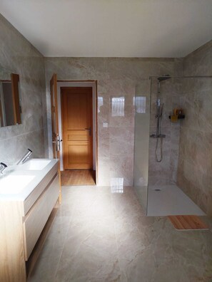 Regadera y papel de baño