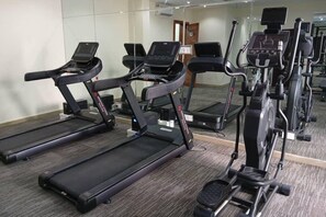 Ein Fitnessstudio mit Laufbändern, Crosstrainern und weiteren Cardiogeräten.