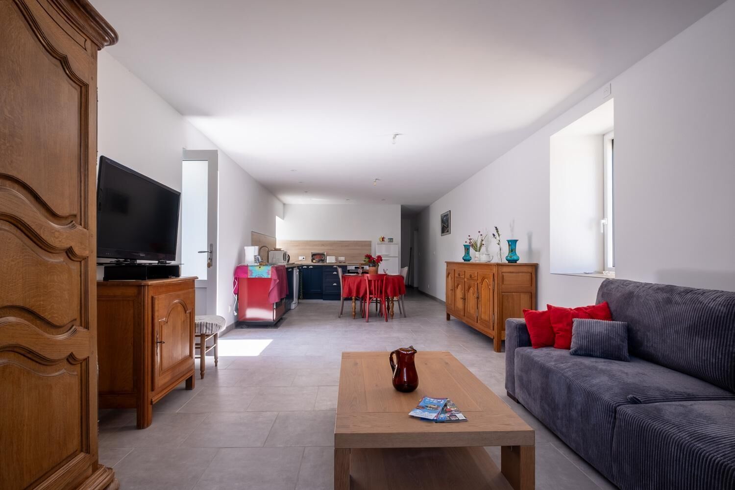 Um apartamento moderno com sala de estar, cozinha e área de jantar.