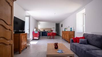 Um apartamento moderno com sala de estar, cozinha e área de jantar.