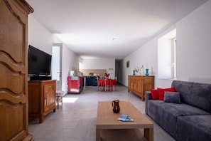 Un apartamento moderno con sala de estar, cocina y comedor.