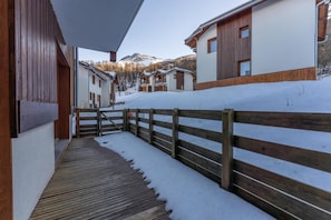 Property grounds - 300m from ski slopes, swimming pool, sauna, hammam, terrace, fireplace or stove, parking, tv (Les Orres)