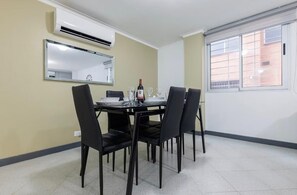 Dining - Spacious 5bd 4ba apt. with AC and gym in Poblado near Park Lleras and Provenza (Medellín)