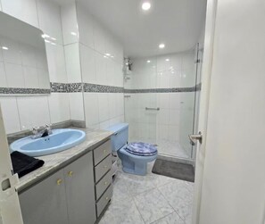 Shower, hair dryer, towels, soap - Spacious 5bd 4ba apt. with AC and gym in Poblado near Park Lleras and Provenza (Medellín)