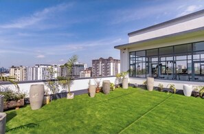 Property grounds - Cozy, New Apartment with roof pool (Nairobi)