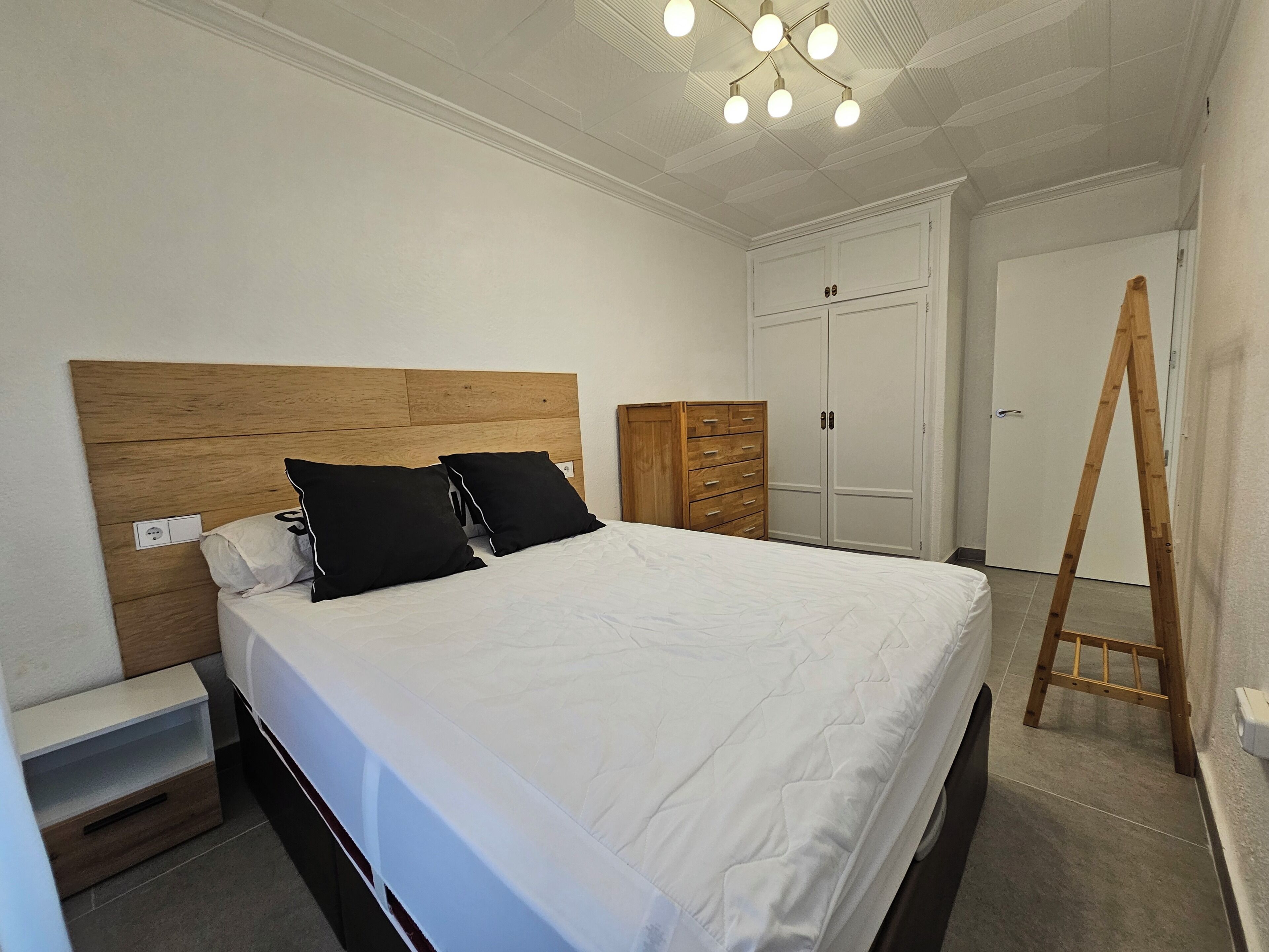 1 dormitorio, tabla de planchar con plancha, wifi y ropa de cama
