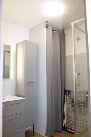Bathroom - Vrbo Property (BEUIL)