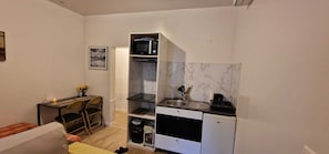 Coffee/tea maker, fridge, microwave, stovetop - Beach Vacations (Nice)