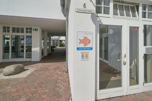 Ein Gebäude mit einem Schild, das 'Mönchgut Straße' und ein Fischsymbol zeigt, was auf einen Ort im Zusammenhang mit Fischerei oder Meeresfrüchten hindeutet.
