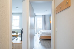 Ein Hotelzimmer mit einem Bett, einem Schreibtisch, einem Stuhl und einem Fenster.