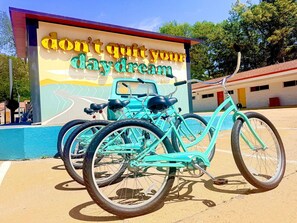 A turquoise bicycle parked in front of a building with a mural that reads 'don't quit your daydream.' - Boutique Hotel | 1 Bedroom Suite w/ Full Kitchen (Starkville)