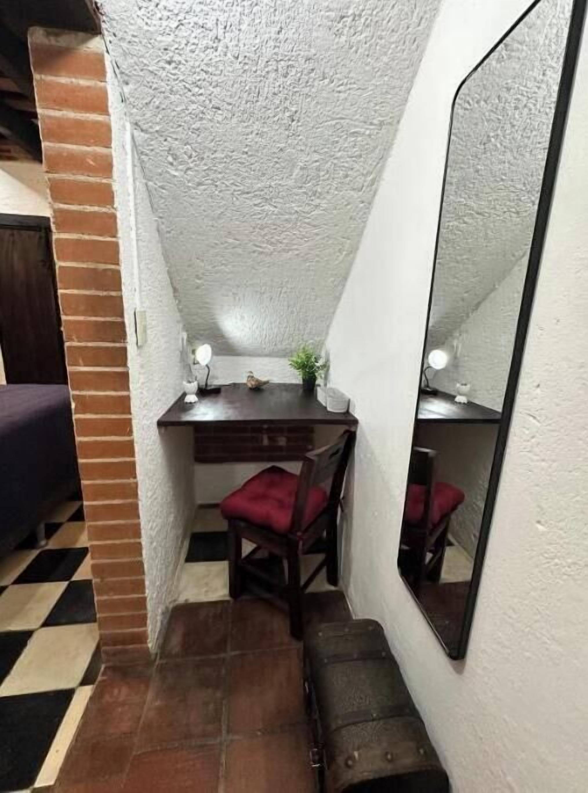 1 habitación, escritorio, tabla de planchar con plancha y wifi gratis 