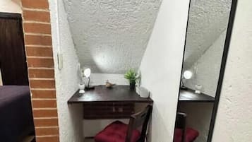 1 habitación, escritorio, tabla de planchar con plancha y wifi gratis