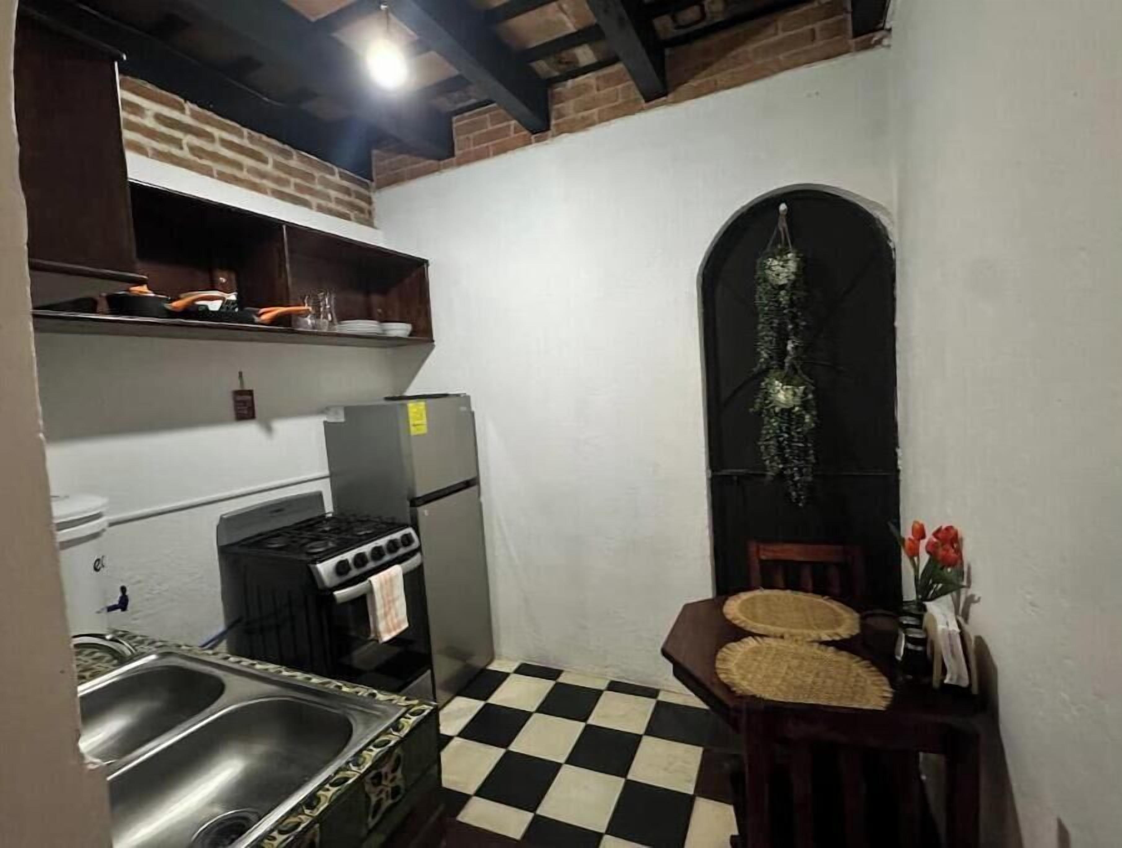 Cafeteira/chaleira, geladeira, fogão