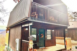 Exterior - Smoky Mtn Views•Hot Tub•Fire Pit•2 Miles To PF (Pigeon Forge)