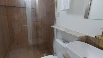 Chambre Double Standard, vue cour intérieure | Salle de bain | Douche, articles de toilette gratuits, serviettes fournies, savon